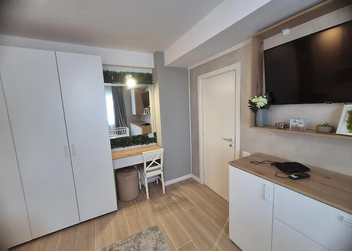 Tomis House 6c アパート