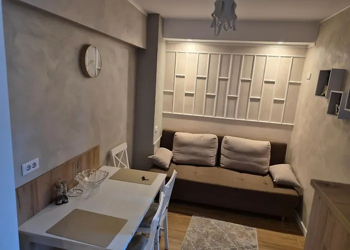 Tomis House 6c アパート